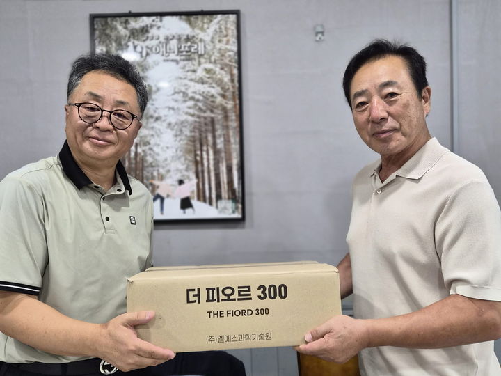 [강릉=뉴시스] 16일 전길탁 강원특별자치도 봅슬레이스켈레톤 경기연맹 회장과 홍연철 ㈜엘에스과학기술원 대표가 선수들의 경기력 향상과 종목 발전을 위한 업무협약을 체결하고 엘에스과학기술원이 개발한 자사 제품인 더피오르300을 전달하고 있다.(사진=강원특별자치도 봅슬레이스켈레톤 경기연맹 제공)photo2newsis.com *재판매 및 DB 금지