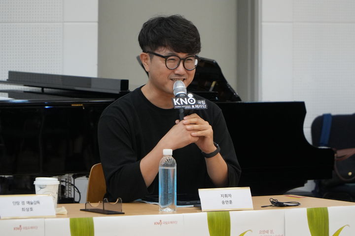 [서울=뉴시스] 17일 서울 서초구 예술의전당 N스튜디오에서 열린 '화전가' 제작발표회에서 지휘자 송안훈이 발언하고 있다. (사진=국립오페라단 제공) 2025.09.17. photo@newsis.com *재판매 및 DB 금지