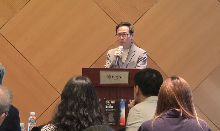 17일 강원랜드 그랜드호텔 컨벤션타워에서 열린 주민운동 30주년 기념 ‘전환시대의 지역과 주민운동’ 학술포럼에서 황인욱 정선지역사회연구소장이 개회사를 하고 있다.(사진=뉴시스) *재판매 및 DB 금지