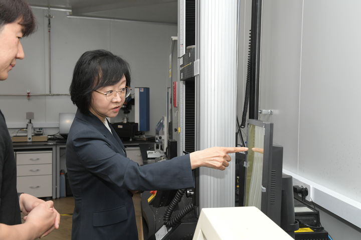 [서울=뉴시스] 식품의약품안전처 오유경 처장은 17일 충북 청주시에 있는 FITI 시험연구원과 KATRI 시험연구원을 방문해 칫솔 등 구강관리용품과 문신용 염료의 기준·규격 검사 환경을 살펴봤다. (사진=식약처 제공) 2025.09.17. photo@newsis.com *재판매 및 DB 금지