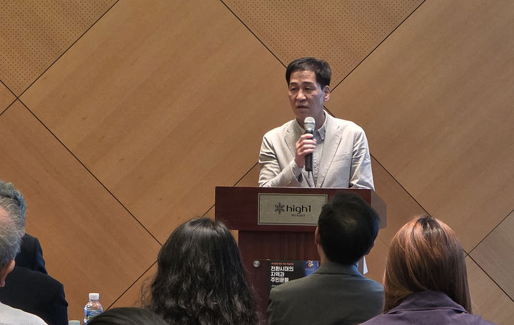 17일 강원랜드 그랜드호텔 컨벤션타워 5층 사파이어룸에서 열린 주민운동 30주년 기념 ‘전환시대의 지역과 주민운동’ 학술포럼에서 안승재 지역살리기공추위원장이 축사를 하고 있다.(사진=뉴시스)&nbsp; *재판매 및 DB 금지