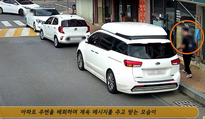 [뉴시스]고액 현금 인출을 시도하는 한 노인을 수상하게 여긴 경찰관이 노인을 미행하다 보이스피싱 조직원을 적발에 성공했다.(사진=유튜브/대한민국 경찰청 캡쳐).2025.09.17 *재판매 및 DB 금지