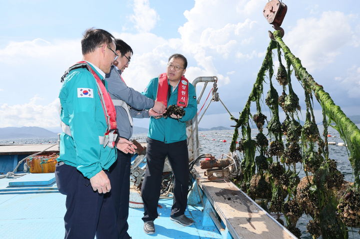 [창원=뉴시스] 강경국 기자 = 장금용 경남 창원시장 권한대행이 17일 구산면 구복리 저도 인근 홍합 양식장을 찾아 양식물 피해 상황을 점검하고 있다. (사진=창원시청 제공). 2025.09.17. photo@newsis.com *재판매 및 DB 금지