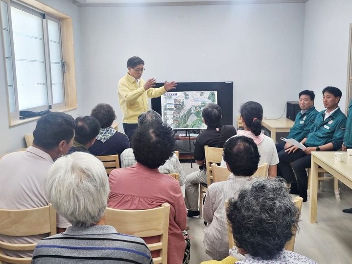 [함양=뉴시스] 함양군 유림면 옥동마을에서 설명회 (사진=함양군 제공) 2025. 09. 17. photo@newsis.com *재판매 및 DB 금지