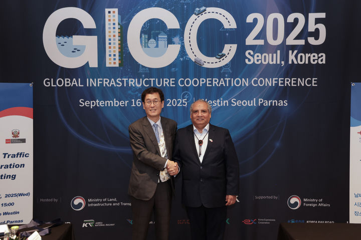 [서울=뉴시스] 함진규 한국도로공사 사장(왼쪽)과 세사르 카를로스 산도발 포조(Cesar Carlos Sandoval Pozo) 페루 교통통신부 장관이 17일 면담 후 기념촬영을 하고 있다. 2025.09.17. (사진=도로공사 제공) photo@newsis.com *재판매 및 DB 금지