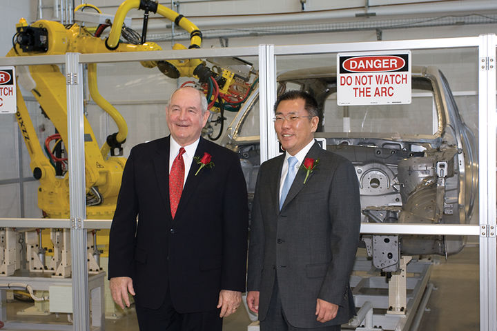 [서울=뉴시스] 지난 2008년 3월 당시 기아의 대표이사 사장이던 정의선 현대차그룹 회장이 미국 조지아주 웨스트포인트에 있는 '기아 조지아 트레이닝 센터' 준공식을 찾아 소니 퍼듀 전 조지아주지사와 기념촬영을 하고 있다. (사진=조지아 퀵스타트 홈페이지 갈무리) 2025.09.18 photo@newsis.com *재판매 및 DB 금지