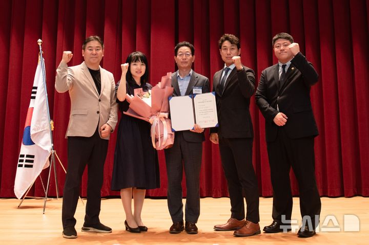 [인천=뉴시스] 김재보 인천시설공단 이사장(가운데) 등이 지난 16일 세종국책연구단지에서 개최된 '공공부문 인적자원개발 우수기관 인증수여식'에서 기념 촬영하고 있다. (사진=인천시설공단 제공) 2025.09.17. photo@newsis.com