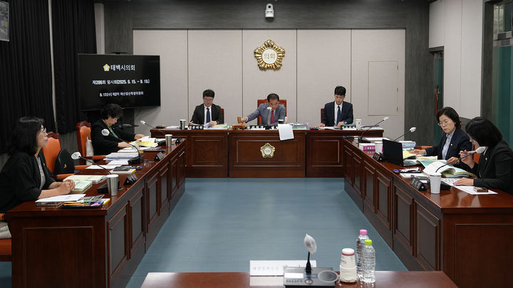 태백시의회는 17일 제286회 임시회 제2차 예산결산특별위원회를 열어 보건소, 교육과, 농업과 등 18개 부서를 대상으로 2025년도 제3회 추가경정예산 보고를 받고 있다.(사진=태백시의회 제공) *재판매 및 DB 금지