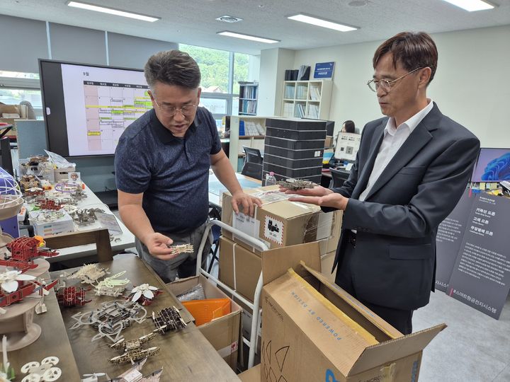 [창원=뉴시스]경남조달청, ㈜코코드론 방문.(사진=경남조달청 제공) 2025.09.17.photo@newsis.com *재판매 및 DB 금지