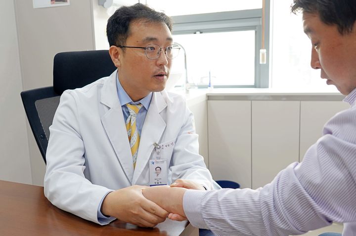 [서울=뉴시스] 18일 의료계에 따르면 손목건초염은 엄지를 움직이는 힘줄이 손목의 좁은 통로를 지날 때 마찰이 반복되며 염증이 생기는 상태로 비교적 흔하지만 방치하면 만성 손목통증으로 이어질 수 있다. (사진=연세스타병원) 2025.09.17. photo@newsis.com  *재판매 및 DB 금지