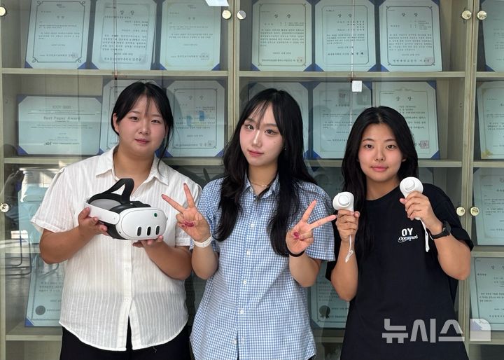 [창원=뉴시스]MAMF 문화다양성 아이디어 공모전에서 최우수상을 받은 국립창원대 보더리스 팀. 간호학과 심민경, 문화테크노학과 김수빈·배유미.(사진=국립창원대 제공) 2025.09.17. photo@newsis.com