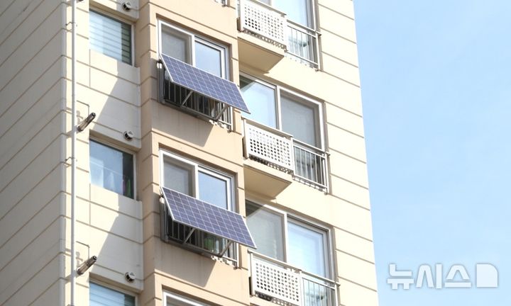 [포항=뉴시스] 미니 태양광 설치 현장 모습. (사진=포항시 제공) 2025.09.17. photo@newsis.com