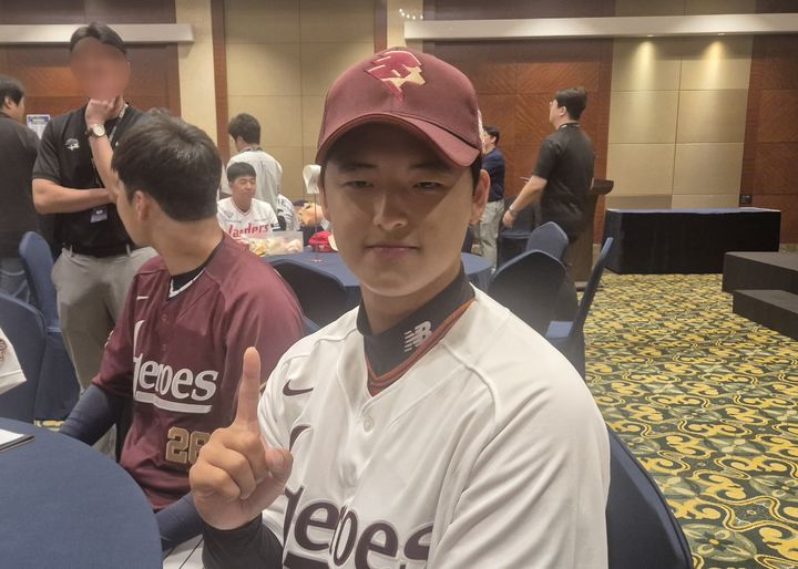 [서울=뉴시스] 문채현 기자 = 박준현이&nbsp; 17일 서울 송파구 롯데호텔 월드 크리스탈 볼룸에서 열린 2026 KBO 신인 드래프트에서 1라운드 전체 1순위로 키움 히어로즈의 지명을 받은 뒤 취재진과 인터뷰를 하고 있다. 2025.09.17. dal@newsis.com *재판매 및 DB 금지