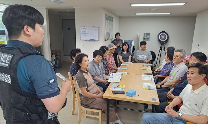 [광주=뉴시스] 광주 광산경찰서 우산지구대 소속 경찰관이 17일 우산동 한 아파트 경로당을 찾아 어르신을 대상으로 맞춤형 보이스피싱 예방 활동을 진행 중이다. (사진 = 광주 광산경찰서 제공) 2025.09.17. photo@newsis.com *재판매 및 DB 금지