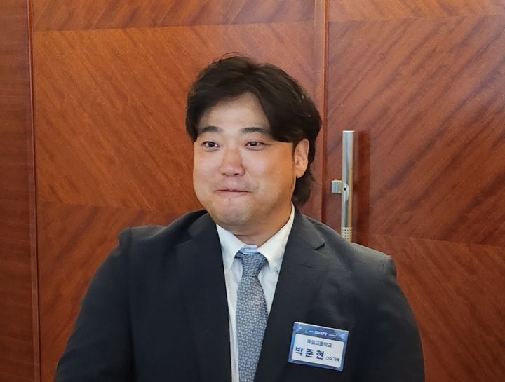 [서울=뉴시스] 박윤서 기자 = 박석민이 17일 서울 송파구 롯데호텔 월드 크리스탈 볼룸에서 열린 2026 KBO 신인 드래프트가 끝난 뒤 취재진과 인터뷰를 하고 있다. 2025.09.17. donotforget@newsis.com *재판매 및 DB 금지