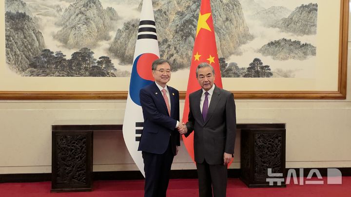 [베이징=뉴시스] 베이징특파원 공동취재단 = 조현 외교부 장관이 17일 오후 베이징 댜오위타이에서 왕이 중국공산당 중앙정치국 위원 겸 외교부장과 취임 이후 첫 한·중 외교장관회담을 개최했다. 이날 조 장관과 왕 부장이 악수를 나누고 있다. 2025.09.17 photo@newsis.com