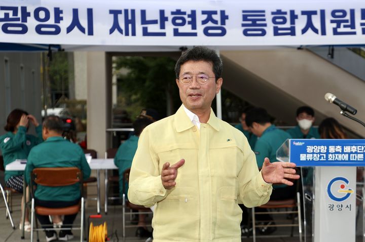 [광양=뉴시스] 정인화 전남 광양시장이 17일 골약동사무소에서 광양항 물류창고 화재 진화 과정을 설명하고 있다. (사진=광양시 제공) 2025.09.17. photo@newsis.com *재판매 및 DB 금지