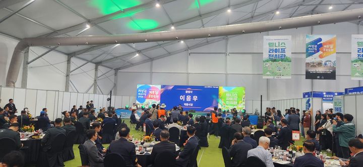 [계룡=뉴시스]곽상훈 기자=17일 계룡대 활주로에 마련된 웰니스 라이프 전시관에서 리셉션 행사가 열리고 있다. 2025. 09. 17 kshoon0663@newsis.com *재판매 및 DB 금지