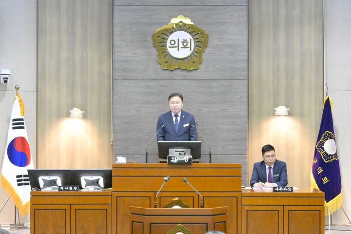 [순창=뉴시스] 17일 개회한 순창군의회의 제297회 정례회, 손종석 의장이 회의를 진행하고 있다. *재판매 및 DB 금지