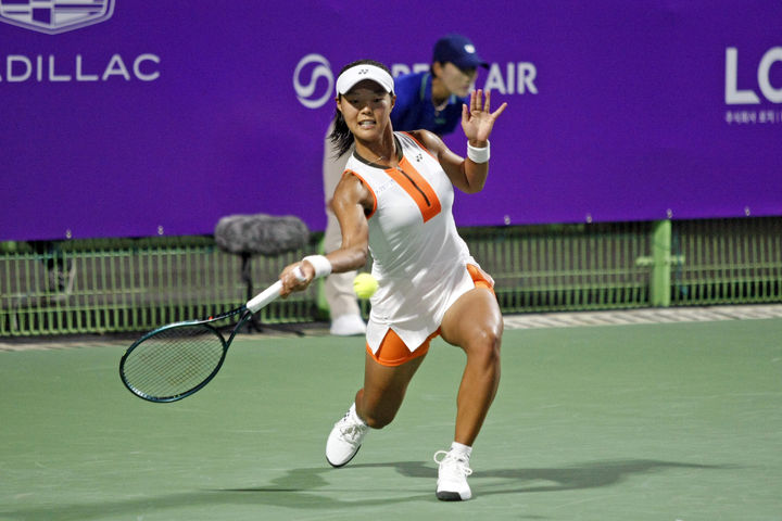 [서울=뉴시스] 백다연(NH농협은행)이 17일 서울 송파구 올림픽공원 테니스 코트에서 열린 여자프로테니스(WTA) 투어 코리아오픈 단식 1회전에서 베아트리스 아다드 마이아(브라질)와 경기를 하고 있다. (사진 = 코리아오픈 대회 조직위원회 제공) *재판매 및 DB 금지