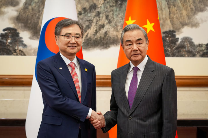 [서울=뉴시스]조현 외교부 장관이 17일 중국 베이징에서 왕이 중국 외교부장과 만나 악수를 나누고 있다. (사진=외교부 제공) 2025.09.17 *재판매 및 DB 금지
