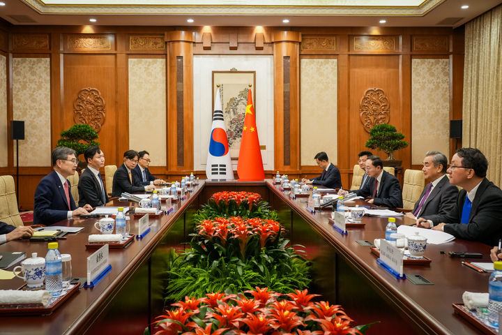 [서울=뉴시스]조현 외교부 장관은 17일 중국 베이징에서 왕이 중국 외교부장과 회담 및 만찬을 갖고 한중관계와 한반도 문제 등 상호 관심사에 대해 의견을 교환했다. (사진=외교부 제공) 2025.09.17 *재판매 및 DB 금지