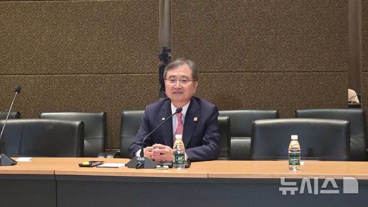 [베이징=뉴시스] 조현 외교부 장관이 17일 중국 베이징 주중국대사관에서 한국 언론사 특파원들과 간담회를 갖고 한·중 외교장관회담 결과를 설명하고 있다. 2025.09.17 pjk76@newsis.com
