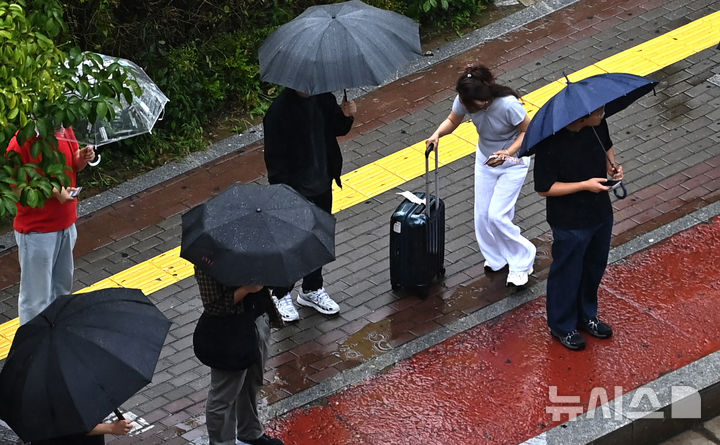 [수원=뉴시스] 김종택 기자 = 전국 곳곳에 비가 내린 17일 경기 수원시 망포역 인근 버스정류장에서 한 시민이 비를 피하기 위해 급히 이동하고 있다. 2025.09.17. jtk@newsis.com