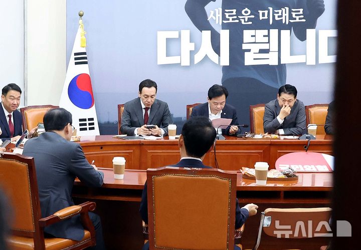 [서울=뉴시스] 조성봉 기자 = 장동혁 국민의힘 대표, 송언석 원내대표, 최고위원 등 지도부가 17일 오전 서울 여의도 국회에서 권성동 의원 구속 관련 비공개 차담회를 하고 있다. 2025.09.17. suncho21@newsis.com