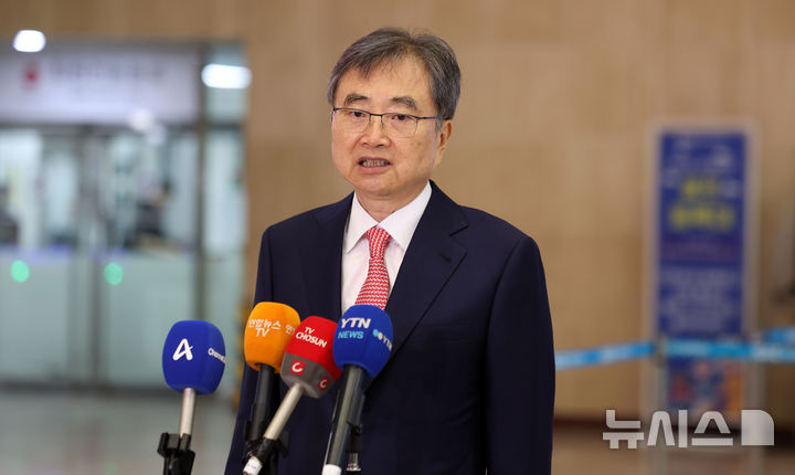 [서울=뉴시스] 김선웅 기자 = 조현 외교부 장관이 17일 서울 강서구 김포국제공항을 통해 중국으로 출국하며 취재진 질문에 답변하고 있다.이재명정부 외교장관의 중국 방문은 이번이 처음이며 조현 장관은 중국 왕이 외교부장과 외교장관회담을 갖을 예정이다. 2025.09.17. mangusta@newsis.com