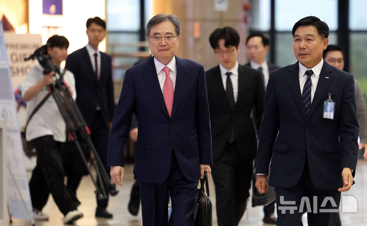 [서울=뉴시스] 김선웅 기자 = 조현 외교부 장관이 17일 서울 강서구 김포국제공항을 통해 중국으로 출국하고 있다.이재명정부 외교장관의 중국 방문은 이번이 처음이며 조현 장관은 중국 왕이 외교부장과 외교장관회담을 갖을 예정이다. 2025.09.17. mangusta@newsis.com