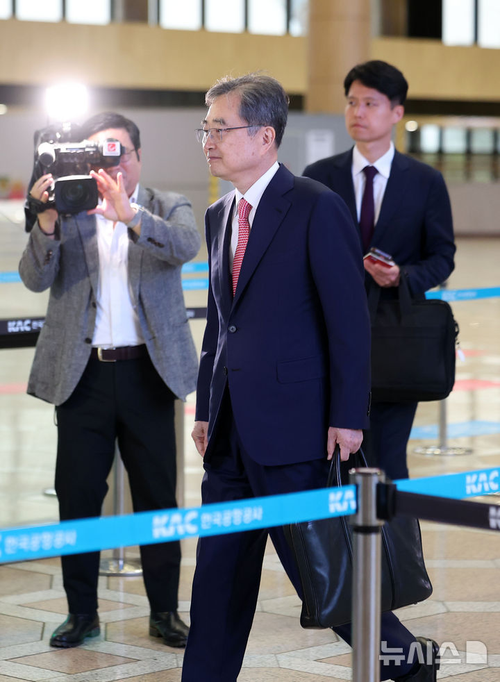 [서울=뉴시스] 김선웅 기자 = 조현 외교부 장관이 17일 서울 강서구 김포국제공항을 통해 중국으로 출국하고 있다.이재명정부 외교장관의 중국 방문은 이번이 처음이며 조현 장관은 중국 왕이 외교부장과 외교장관회담을 갖을 예정이다. 2025.09.17. mangusta@newsis.com