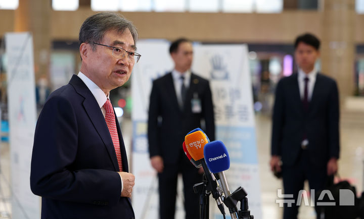 [서울=뉴시스] 김선웅 기자 = 조현 외교부 장관이 17일 서울 강서구 김포국제공항을 통해 중국으로 출국하며 취재진 질문에 답변하고 있다.이재명정부 외교장관의 중국 방문은 이번이 처음이며 조현 장관은 중국 왕이 외교부장과 외교장관회담을 갖을 예정이다. 2025.09.17. mangusta@newsis.com