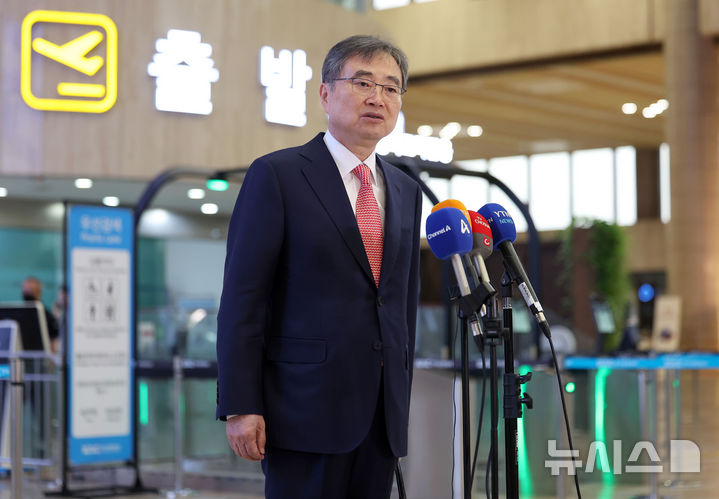 [서울=뉴시스] 김선웅 기자 = 조현 외교부 장관이 17일 서울 강서구 김포국제공항을 통해 중국으로 출국하며 취재진 질문에 답변하고 있다.이재명정부 외교장관의 중국 방문은 이번이 처음이며 조현 장관은 중국 왕이 외교부장과 외교장관회담을 갖을 예정이다. 2025.09.17. mangusta@newsis.com