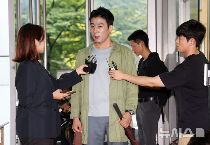 [서울=뉴시스] 홍효식 기자 = 임성근 전 해병대 1사단장 구명 로비 의혹을 제보한 해병대 출신 이관형 씨가 17일 오전 서울 서초구 순직해병 특검 사무실에 피의자 신분으로 조사를 받기 위해 출석하며 취재진 질문에 답하고 있다. 2025.09.17. yesphoto@newsis.com