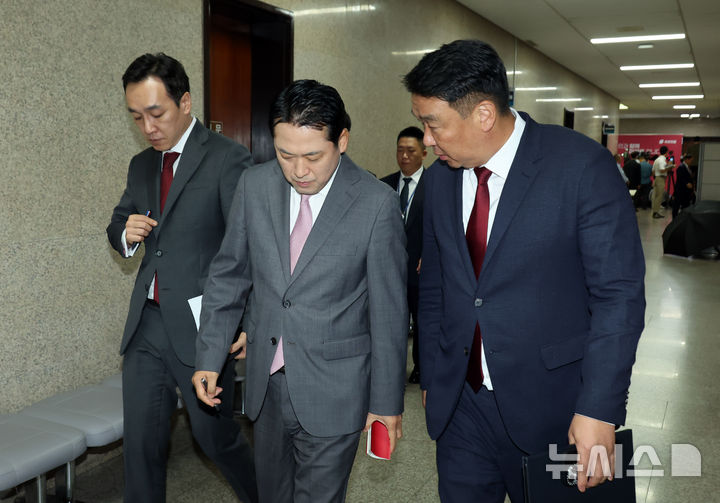 [서울=뉴시스] 고승민 기자 = 장동혁 국민의힘 대표가 17일 서울 여의도 국회에서 권성동 의원 구속 관련 차담회 참석 후 이동하고 있다. 2025.09.17. kkssmm99@newsis.com