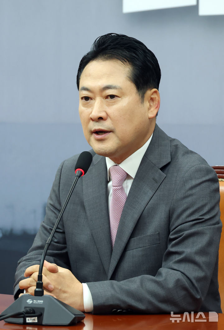 [서울=뉴시스] 고승민 기자 = 장동혁 국민의힘 대표가 17일 서울 여의도 국회에서 권성동 의원 구속 관련 백브리핑을 하고 있다. 2025.09.17. kkssmm99@newsis.com