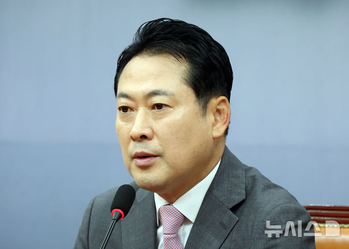 [서울=뉴시스] 고승민 기자 = 장동혁 국민의힘 대표가 17일 서울 여의도 국회에서 권성동 의원 구속 관련 백브리핑을 하고 있다. 2025.09.17. kkssmm99@newsis.com