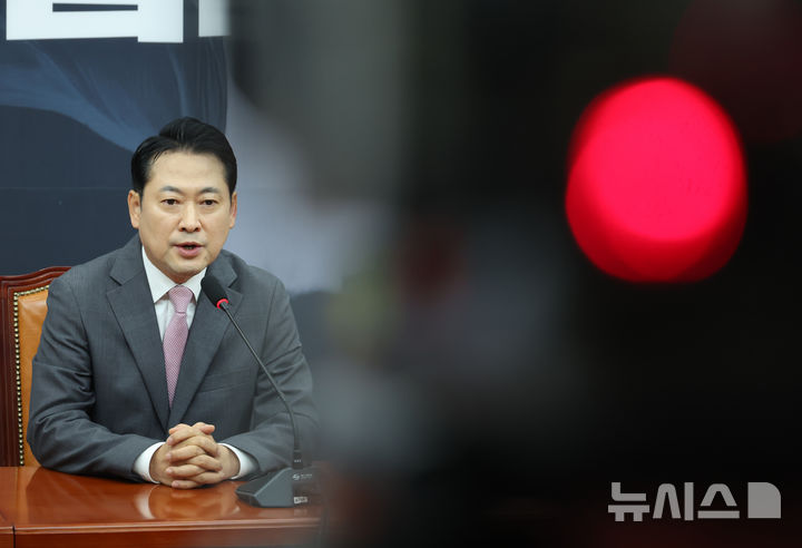 [서울=뉴시스] 고승민 기자 = 장동혁 국민의힘 대표가 17일 서울 여의도 국회에서 권성동 의원 구속 관련 백브리핑을 하고 있다. 2025.09.17. kkssmm99@newsis.com