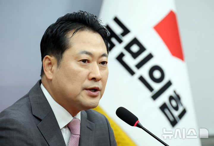 [서울=뉴시스] 고승민 기자 = 장동혁 국민의힘 대표가 17일 서울 여의도 국회에서 권성동 의원 구속 관련 백브리핑을 하고 있다. 2025.09.17. kkssmm99@newsis.com