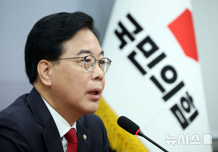 [서울=뉴시스] 고승민 기자 = 송언석 국민의힘 원내대표가 17일 서울 여의도 국회에서 현안 백브리핑을 하고 있다. 2025.09.17. kkssmm99@newsis.com