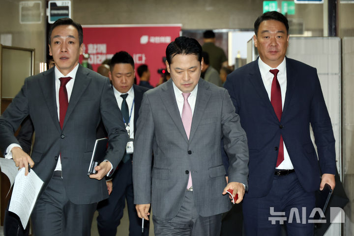 [서울=뉴시스] 고승민 기자 = 장동혁 국민의힘 대표가 17일 서울 여의도 국회에서 권성동 의원 구속 관련 차담회 참석 후 이동하고 있다. 2025.09.17. kkssmm99@newsis.com