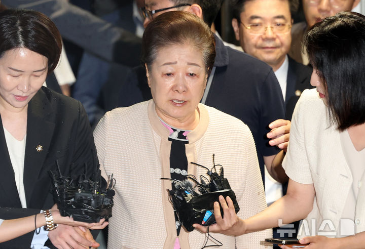 [서울=뉴시스] 조성우 기자 = 한학자 통일교 총재가 17일 오전 서울 종로구 KT광화문빌딩 웨스트에 마련된 김건희 특검 사무실에 피의자 신분으로 출석하고 있다. 2025.09.17. xconfind@newsis.com