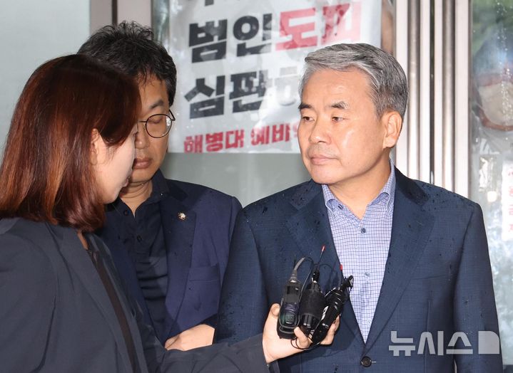 [서울=뉴시스] 홍효식 기자 = 이종섭 전 국방부 장관이 17일 오전 서울 서초구 순직해병 특검 사무실에 참고인 신분으로 조사를 받기 위해 출석하고 있다. 2025.09.17. yesphoto@newsis.com