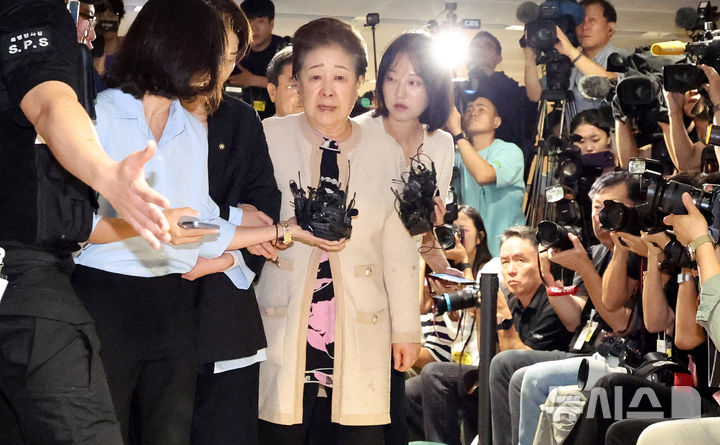 [서울=뉴시스] 추상철 기자 = 한학자 통일교 총재가 17일 오전 서울 종로구 KT광화문빌딩 웨스트에 마련된 김건희 특검 사무실에 피의자 신분으로 출석하고 있다. 2025.09.17. scchoo@newsis.com