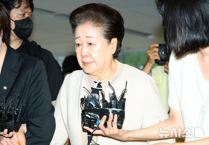 [서울=뉴시스] 김혜진 기자 = 한학자 통일교 총재가 17일 오전 서울 종로구 KT광화문빌딩 웨스트에 마련된 김건희 특검 사무실에 피의자 신분으로 출석하고 있다. 2025.09.17. jini@newsis.com