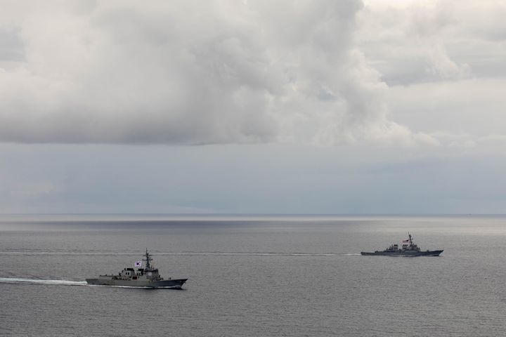 [서울=뉴시스] 16일 제주 남방 공해상에서 한미일 3국 함정들이 2025년 프리덤 에지 훈련을 하고 있다. 왼쪽은 우리 해군의 율곡 이이함, 오른쪽은 미 해군의 커티스 윌버 구축함. (사진=미 해군 제공) 2025.09.17. photo@newsis.com *재판매 및 DB 금지