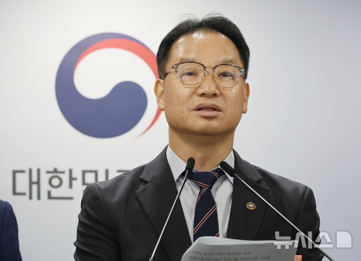 [서울=뉴시스] 김명원 기자 = 국무조정실 정부합동 부패예방추진단 단장인 김영수 국무1차장이 17일 오전 서울 종로구 정부서울청사에서 충전기 관리 부실, 사업비 집행 부적정, 보조금 횡령 등 위법·부정적 사례 적발 등 '전기차 충전시설 설치 지원사업 점검결과' 브리핑을 하고 있다. 2025.09.17. kmx1105@newsis.com
