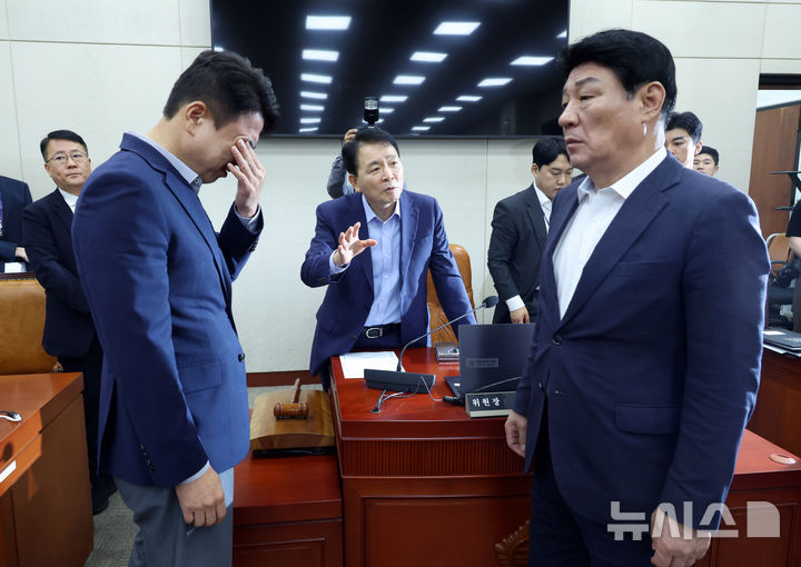 [서울=뉴시스] 고승민 기자 = 성일종 국회 국방위원장이 17일 서울 여의도 국회에서 열린 국방위원회 전체회의에서 산회 후 부승찬 더불어민주당 간사, 강대식 국민의힘 간사와 대화하고 있다. 2025.09.17. kkssmm99@newsis.com