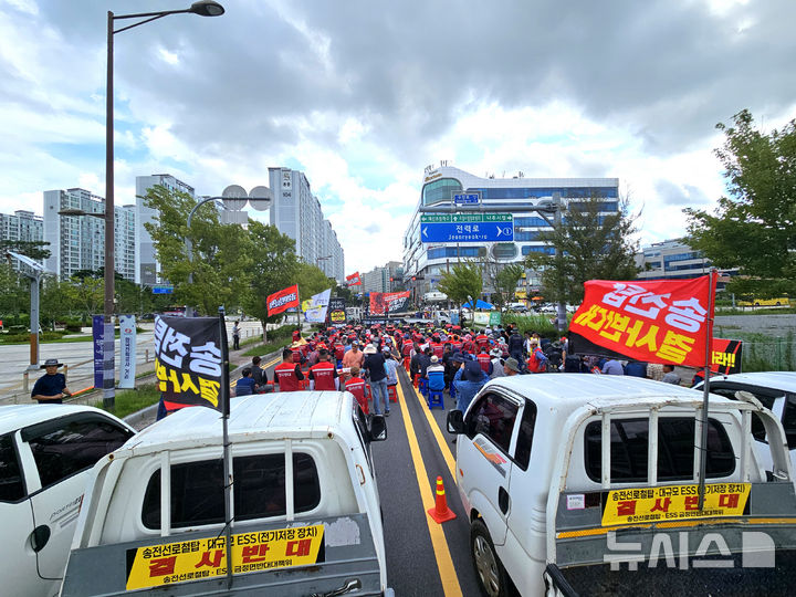 [나주=뉴시스] 이창우 기자= 한국전력이 추진하는 '신해남∼신장성 345kV 고압송전선로 구축사업' 경과지에 포함된 전남 영암군(영암읍·금정면·덕진면·신북면) 주민들이 17일 오전 나주 한전 본사 앞에서 집회를 열고 '고압송전선로 구축사업 중단'을 촉구하고 있다. 이 사업은 전남 서남해안 해상풍력과 태양광 발전소에서 생산한 전기를 수도권으로 공급하기 위해 추진 중이다. 2025.09.17. lcw@newsis.com